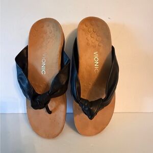 Vionic Women's Black and Tan Sandals